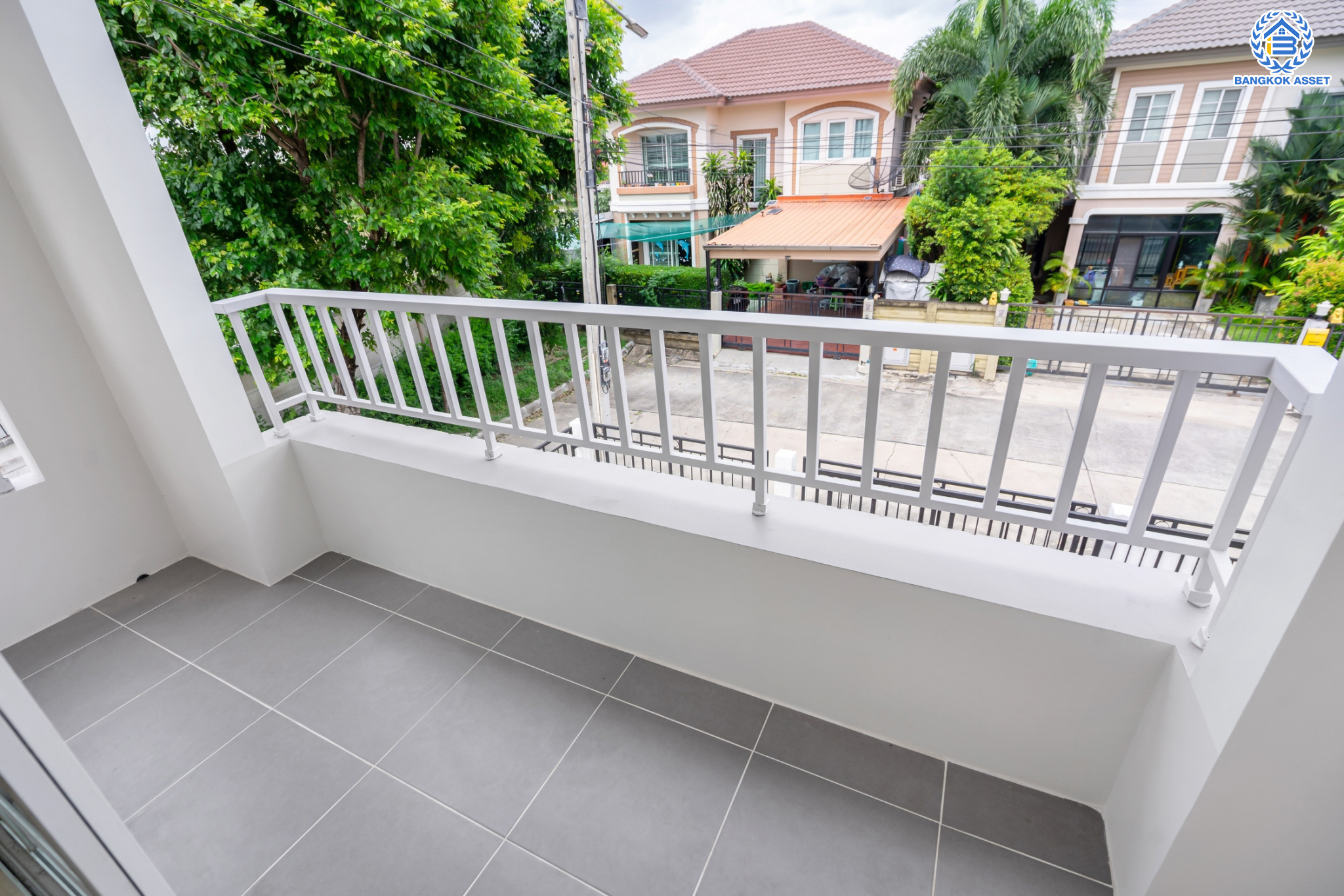 บ้านมือสองตกแต่งใหม่ ม.ภัสสร26 ราชพฤกษ์-ติวานนท์ หลังมุม เนื้อที่ 58.1 ตร.ว. ฟังก์ชัน 3 ห้องนอน 2 ห้องน้ำ จอดรถได้ 2 คัน บรรยากาศเงียบสงบเป็นส่วนตัว สิ่งอำนวยความสะดวกมากมาย! บนทำเลศักยภาพ หน้าโครงการติดถนนใหญ่ เชื่อมต่อถนนราชพฤกษ์ ใกล้จุดขึ้นทางด่วน "ศรีสมาน"...